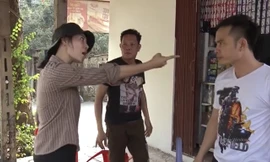 Lan nổi khùng chỉ mặt hai gã trai: "Cave có tư cách của cave"