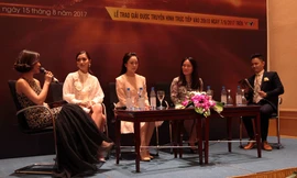 Nhà báo Tạ Bích Loan trong buổi họp báo VTV Awards