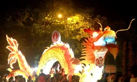 Tuyên Quang đưa hai xe mô hình xuống bờ Hồ giới thiệu trước lễ hội