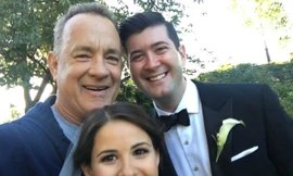 Tom Hanks chủ động "selfie" với đôi trẻ ở New York