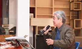 NSND Quang Thọ tập luyện cho đêm nghệ thuật chiêu đãi. Ảnh: Lê Giáp