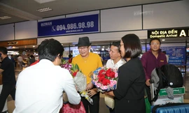 Khán giả đặc biệt đón Tuấn Vũ tại sân bay