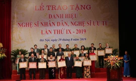 Thủ tướng trao tặng danh hiệu cho các nghẹ sĩ