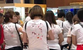 Tịch thu và tiêu huỷ áo in hình lưỡi bò của nhóm du khách TQ