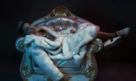 Ca sĩ Binz ra MV quay ở Mỹ