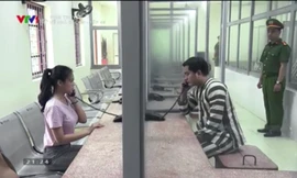 Huệ vào trại tạm giam thăm Khải