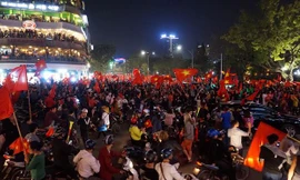 Quảng trường Đông Kinh Nghĩa Thục là 1 trong những điểm công cộng có màn hình LED phục vụ bóng đá. Ảnh: Như Ý