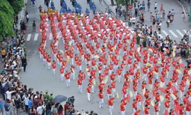 Hàng nghìn nghệ sĩ, nghệ nhân và nhân dân diễu hành quanh Bờ Hồ sang 29/7. Ảnh: Hùng Phạm