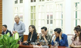 Đạo diễn Nguyễn Danh Dũng và ê kíp Về nhà đi con tri ân khán giả khi nhận bằng khen của Bộ VHTTDL