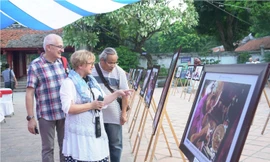 Du khách dừng lại trước những tấm ảnh "Làng nghề, phố nghề Hà Nội"