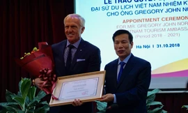 Bộ trưởng VHTTDL trao quyết định bổ nhiệm Đại sứ du lịch VN cho ông Grag Norman. Ảnh: Nguyên Khánh