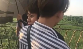 Dương ôm Bảo chia tay trước khi Bảo lên đường du học