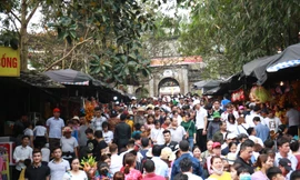 Hàng vạn du khách đổ về chùa Hương ngày khai hội. Ảnh: Phạm Hùng