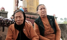 Câu chuyện về hai bà mẹ liệt sỹ phải khai quật mộ con để xác định danh tính. Ảnh: ĐLPCC