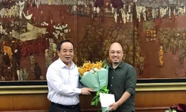 Thứ trưởng Lê Khánh Hải trao quyết định bổ nhiệm cho NSND Triệu Trung Kiên