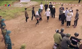 Dân mời chủ tịch huyện về làng đối thoại