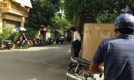 Vũ theo dõi Thư vừa xuống xe của trai "lạ"