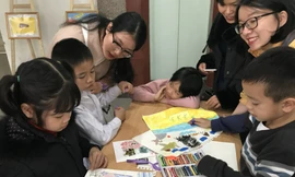 Các em nhỏ chia đội vẽ tranh bên lề lễ kỷ niệm 10 năm dự án Việt Nam-Đan Mạch. Ảnh: N.Khánh