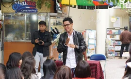 Nhà thơ Nguyễn Phong Việt giao lưu với người đọc Hà Nội về tập thơ mới "Chỉ cần tin mình là duy nhất". Ảnh: Nguyên Khánh