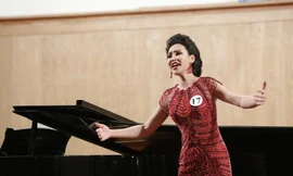 Sao Mai Khánh Ly "già rồi vẫn bò ra học"