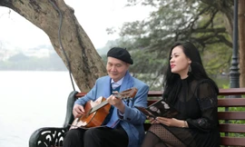 Nhạc sỹ Vũ Thành An đệm đàn cho Ngọc Châm hát ca khúc về Hà Nội