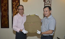Cháu nội vua Mèo trao hiện vật quý cho Bảo tàng Hồ Chí Minh