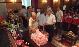 Đại hội bỏ phiếu sau quá nửa thời gian tranh cãi về nhân sự. Ảnh: Trần Nhương