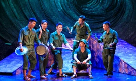 Biểu diễn vở Bão tố Trường Sơn của NSND Anh Tú tại Cung Văn hóa Hữu nghị