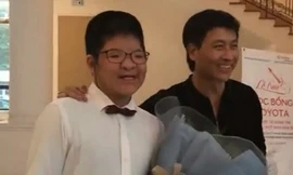 Bôm chơi đàn trong lễ nhận học bổng âm nhạc