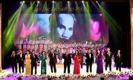 Chương trình nghệ thuật xúc động "Lời Bác dặn trước lúc đi xa".