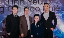 Đạo diễn Nguyễn Trọng Hưng (trái) trong buổi ra mắt phim Tình yêu đáng giá bao nhiêu