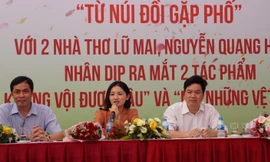 Hai nhà thơ trẻ ra mắt tản văn về Hà Nội. Ảnh: Nguyên Khánh