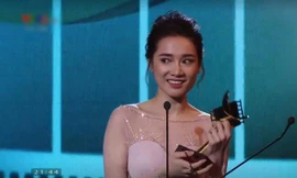 Nhã Phương không muốn nhắc tên Trường Giang khi nhận giải Cánh diều 2017. Ảnh: Bảo Hân