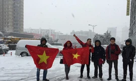 Thời tiết xấu không làm nhụt chí các cổ động viên. Ảnh: Đào Mạnh Cương