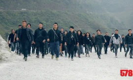 Đạo diễn đưa 100 người tới bối cảnh để thử vai