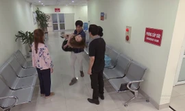 Con ốm nhưng Vũ lại bị bắt gặp đưa Nhã tới viện cấp cứu