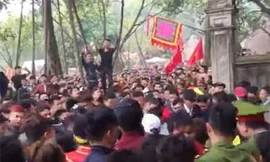 Chen lấn cướp lộc ở đền Sóc