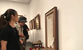 Hai chiếc ghế đẩu và một số hiện vật của danh họa Nguyễn Sáng. Ảnh: Nguyên Khánh