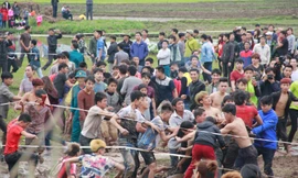 Tràn cả xuống mương để cướp phết. Ảnh: Nguyên Khánh