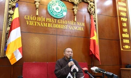 Hoà thượng Thích Gia Quang thay mặt Ban Thường trực Hội đồng Trị sự Giáo hội Phật giáo Việt Nam đọc kết luận về chùa Ba Vàng. Ảnh: Như Ý