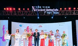 BTC Nữ hoàng thương hiệu Việt Nam còn dính lùm xùm mua giải