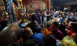 Chen chân chờ xin ấn đền Trần sau giờ khai ấn