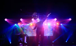 Fan Yang tạo nên thế giới bong bóng khổng lồ đầy mê hoặc