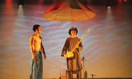 Nón, sự kết hợp của múa đương đại ngẫu hứng với nhạc cụ dân tộc.