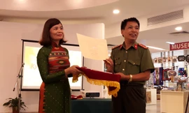 Nhà văn Đặng Vương Hưng trao kỷ vật chiến tranh cho Bảo tàng Phụ nữ