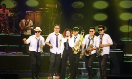 Ban nhạc Minh Ước N Friends trình diễn mở màn đêm khai mạc. Ảnh: Hương Giang