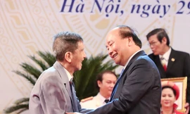 Khoảnh khắc đẹp của NSND Trần Hạnh với Thủ tướng Nguyễn Xuân Phúc