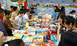 Nhiều bạn đọc bức xúc trước cách tổ chức hội chợ sách mang tên "Lẩu sách cuối năm"