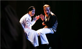 NSND Lê Khanh và diễn viên trẻ Mạnh Đạt trong "trò chơi" Đánh giặc tăng gia