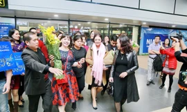 Người hâm mộ Hà Nội đón Như Quỳnh 